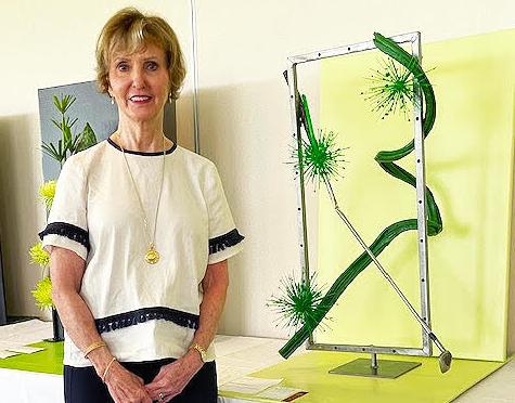 Hernando Civic Garden Club member Pat Young wins award for "Tee Time" flower display